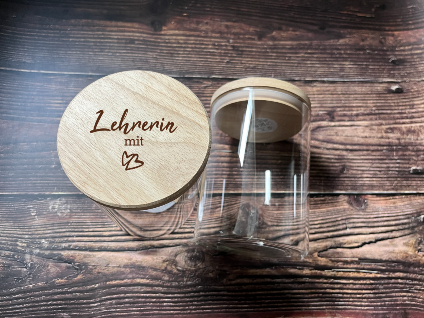 Vorratsglas aus durchsichtigem Glas mit Holzdeckel und Gravur, hier mit Lehrerin mit Herz