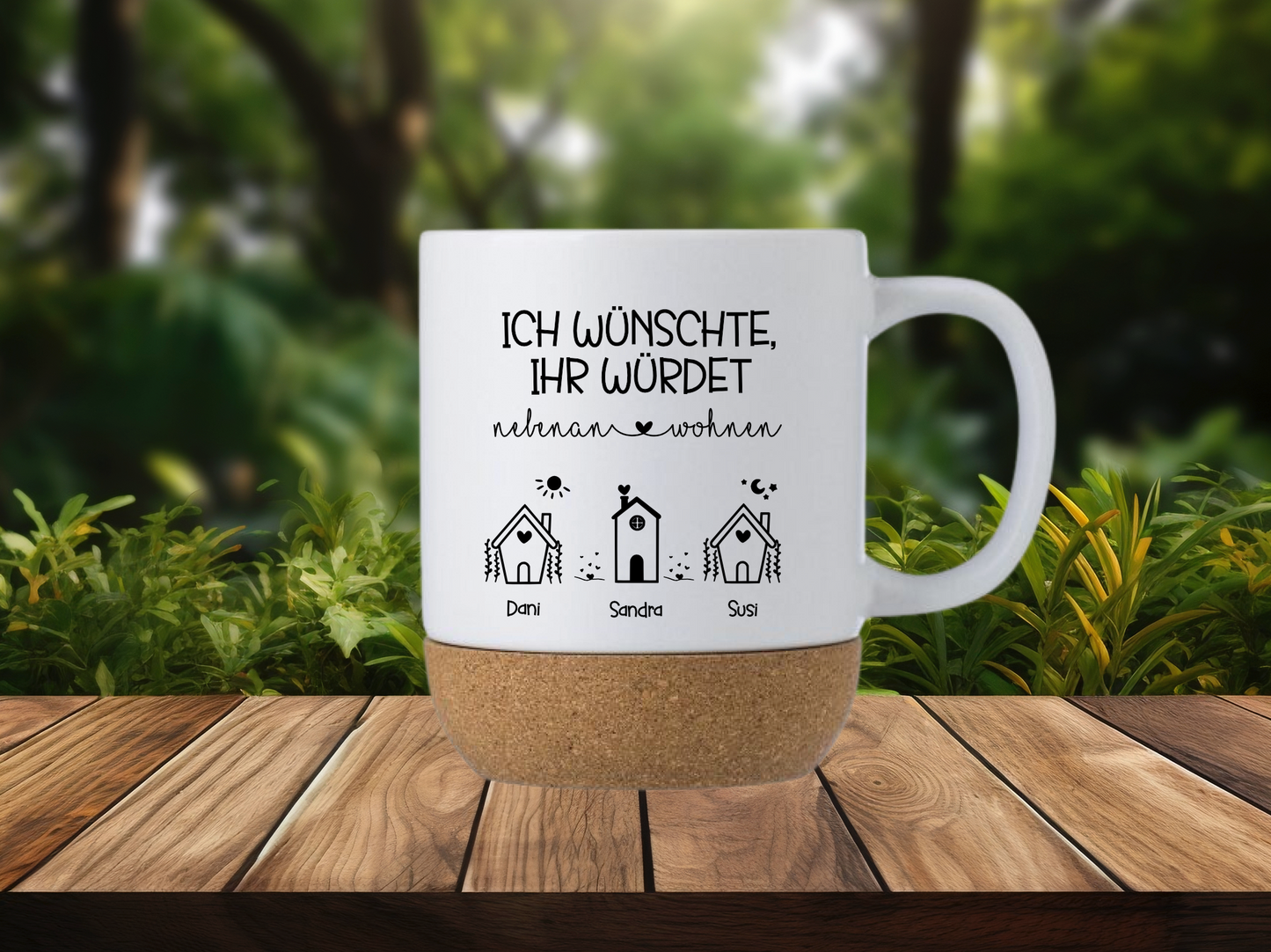 Tasse mit abnehmbarem Korkboden und dem Text Ichwünschte ihr würdet nebenan wohnen und den jeweiligen Namen der Freundinnen darunter