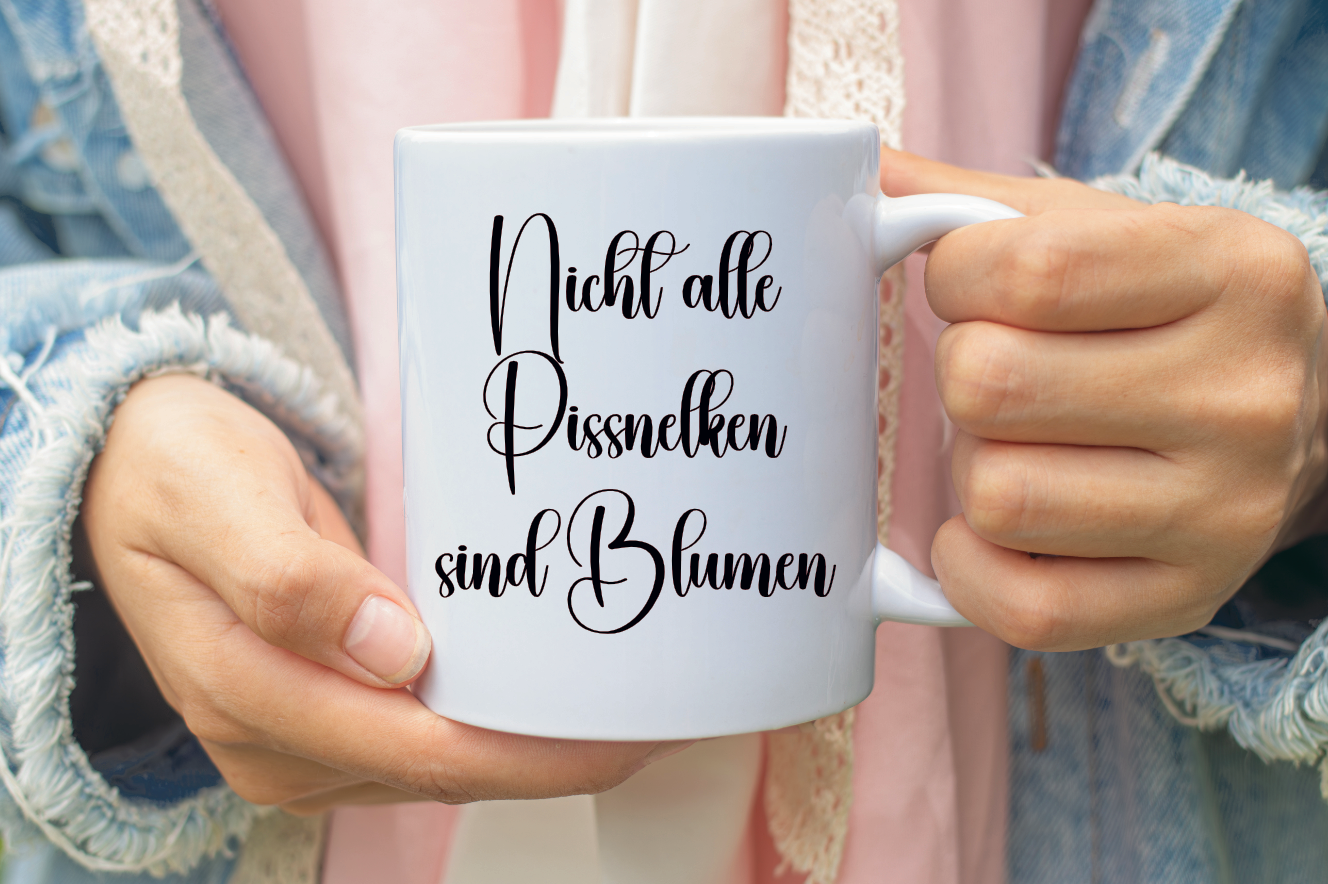 Tasse in weiß und Spruch Nicht alle Pissnelken sind Blumen in schöner Schreibschrift