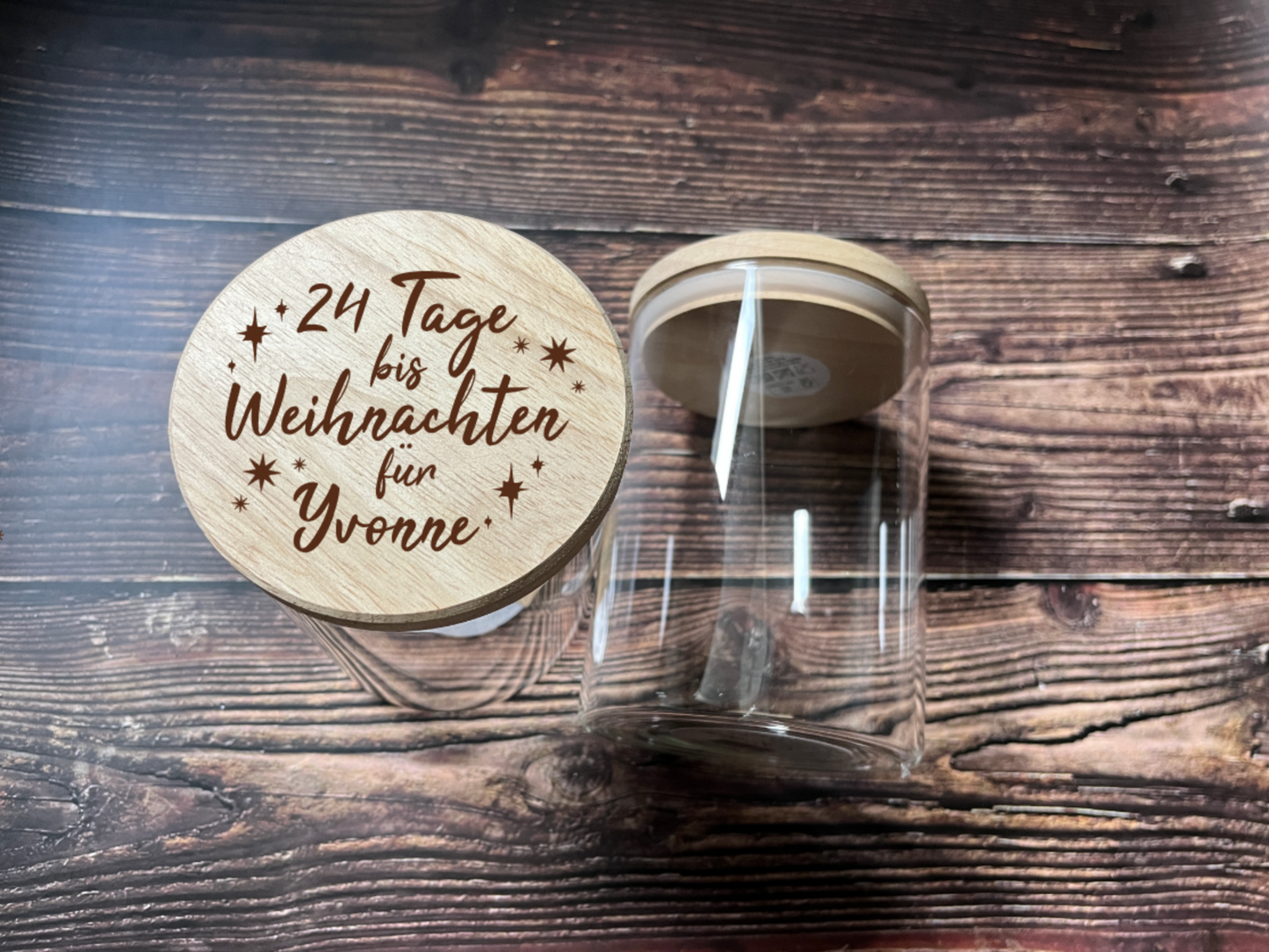 Vorratsglas aus durchsichtigem Glas mit Holzdeckel. Hier mit der Gravur 24 Tage bis Weihnachten für Wunschname