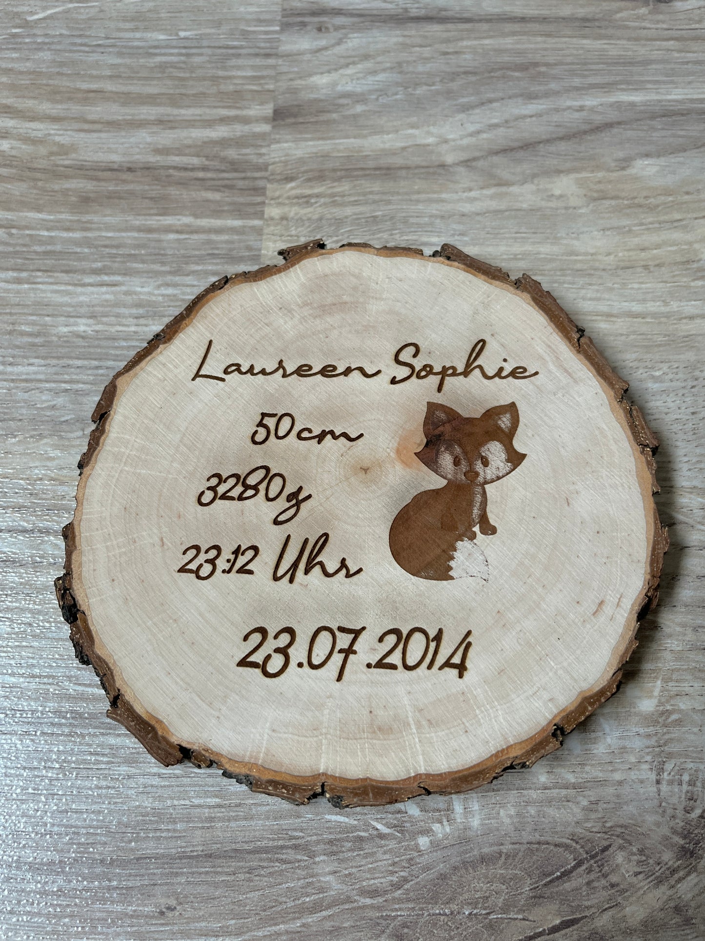 Rindenscheibe Fuchs mit Geburtsdaten aus Holz