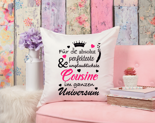 Weißes Kissen mit Aufdruck in schwarz pink. Für die absolut perfekteste und unglaublichste Cousine im ganzen Universum