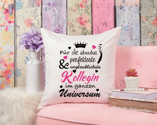 Überrasche deine Kollegin mit diesem speziellen Kissen, das für die absolut perfekteste und unglaublichste Freundin im ganzen Universum entworfen wurde. Dieses einzigartige Kissen ist nicht nur ein wunderschönes Accessoire, sondern auch ein Zeichen deiner tiefen Wertschätzung und Liebe. Hergestellt aus hochwertigen Materialien, bietet es unvergleichlichen Komfort und Langlebigkeit. Ob zum Geburtstag, Jahrestag oder einfach nur so, dieses Kissen ist das perfekte Geschenk, um deiner Freundin ein Lächeln aufs 