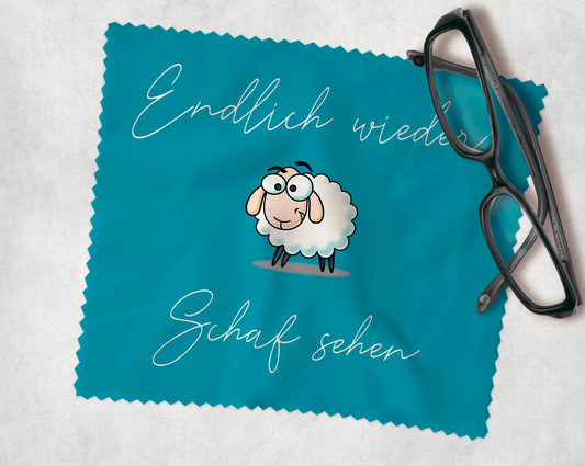 Brillenputztuch in türkis mit einem goldigen Comic Schaf und dem Text Endlich wieder Schaf sehen