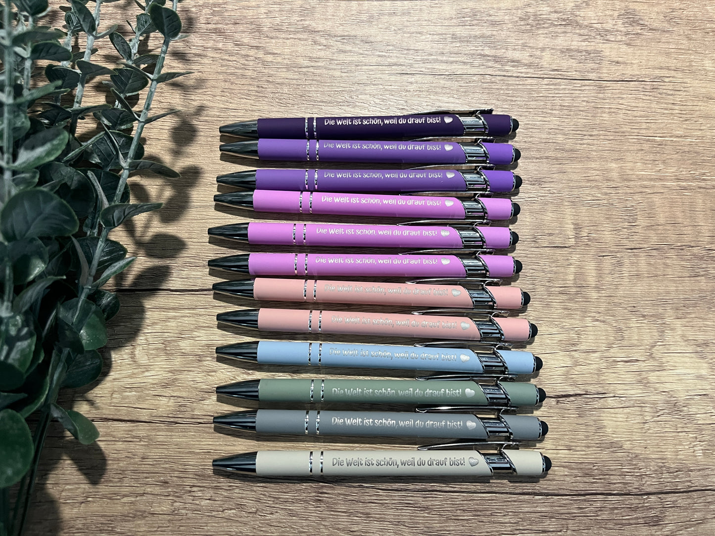 Kugelschreiber Die Welt ist schön, weil du drauf bist farbig lila, rosa, grün, blau, beige mit Touchpen