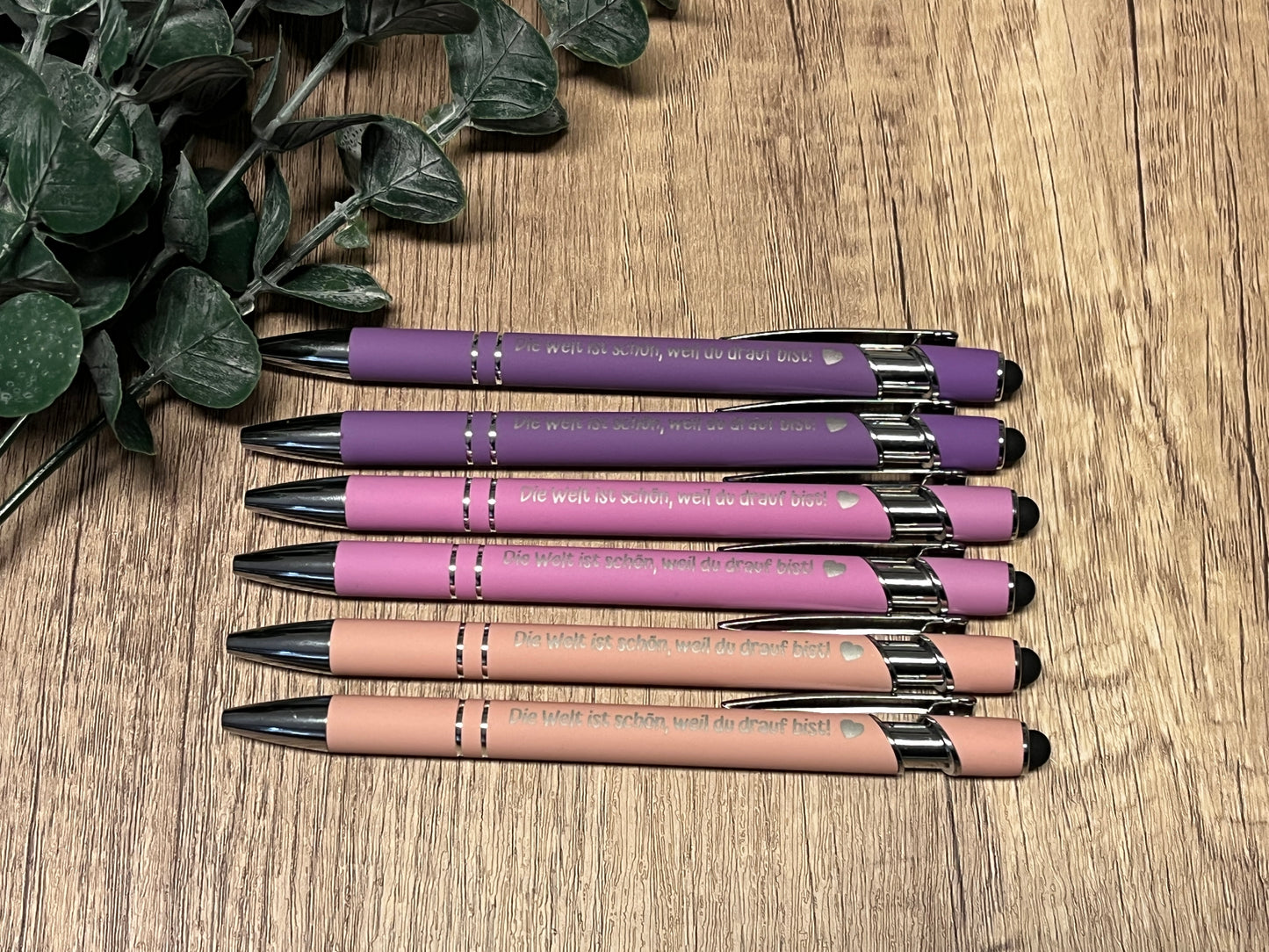 Kugelschreiber Die Welt ist schön, weil du drauf bist farbig lila, rosa, grün, blau, beige mit Touchpen