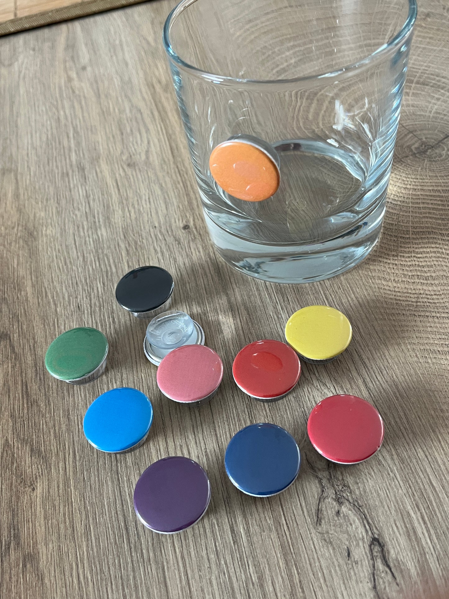 Personalisierte Glasmarkierer mit Saugnapf gepunktet, Getränkemarker mit Namen, für Getränke - Button mit Wunschnamen - Glasmarkierer