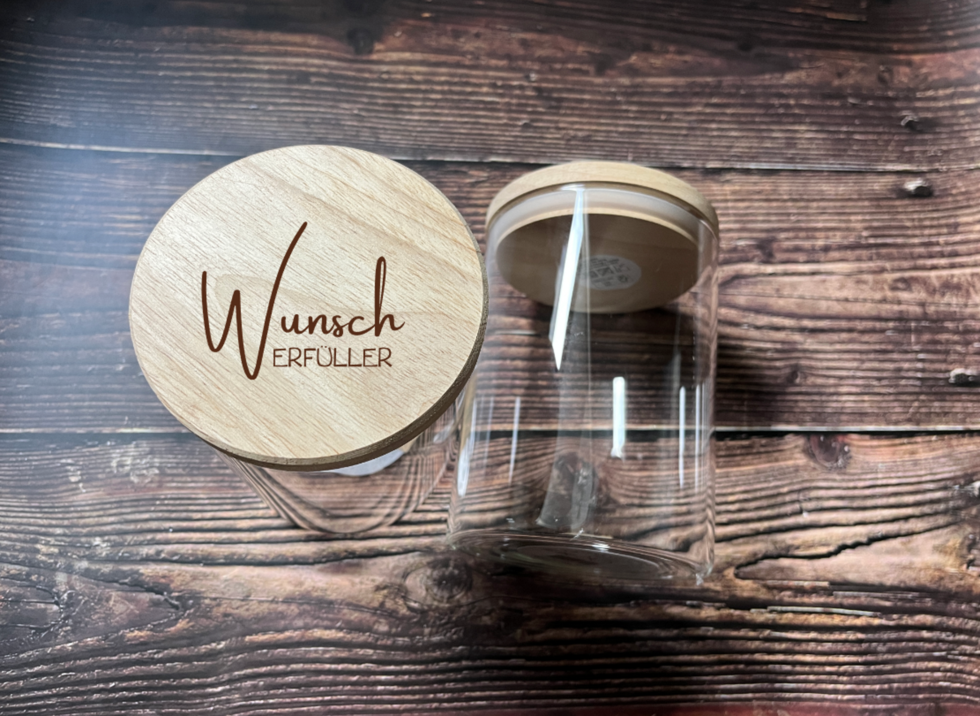 Vorratsglas aus durchsichtigem Glas mit Holzdeckel und der Gravur Wunscherfüller