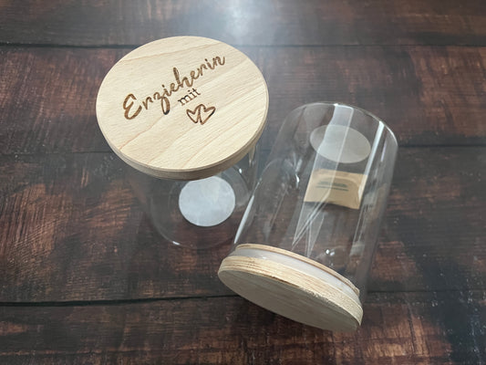 Vorratsglas aus durchsichtigem Glas mit Holzdeckel hier mit der Gravur Erzieherin mit Herz