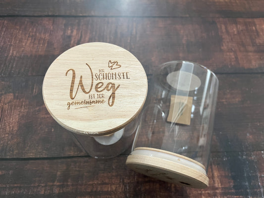 Vorratsglas aus durchsichtigem Glas mit Holzdeckel. Hier mit der Gravur Der schönste Weg ist der gemeinsame auf dem Deckel