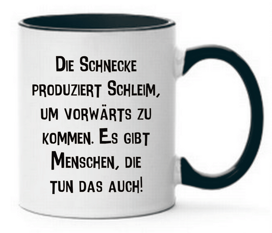 Schwarze Tasse mit Spruch Die Schnecke produziert Schleim, um vorwärts zu kommen. Es gibt Menschen, die tun das auch!