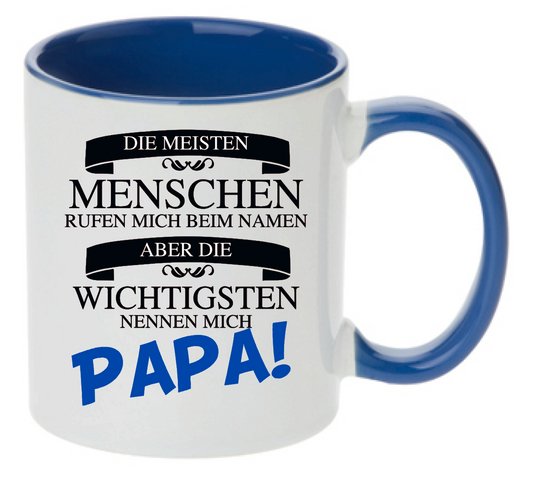 Blaue Tasse mit dem Spruch Die meisten Menschen rufen mich beim Namen aber die wichtigsten nennen mich Papa. Papa ist in blau geschrieben