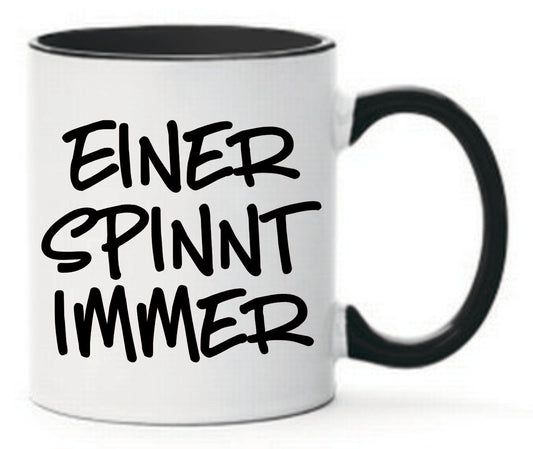 Schwarze Tasse mit Spruch Einer spinnt immer
